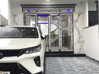 Nhà lầu mới hoàn thiện cách trung tâm phố biển nha trang chỉ 10 phút di chuyển. giá dưới 5 tỷ ạ