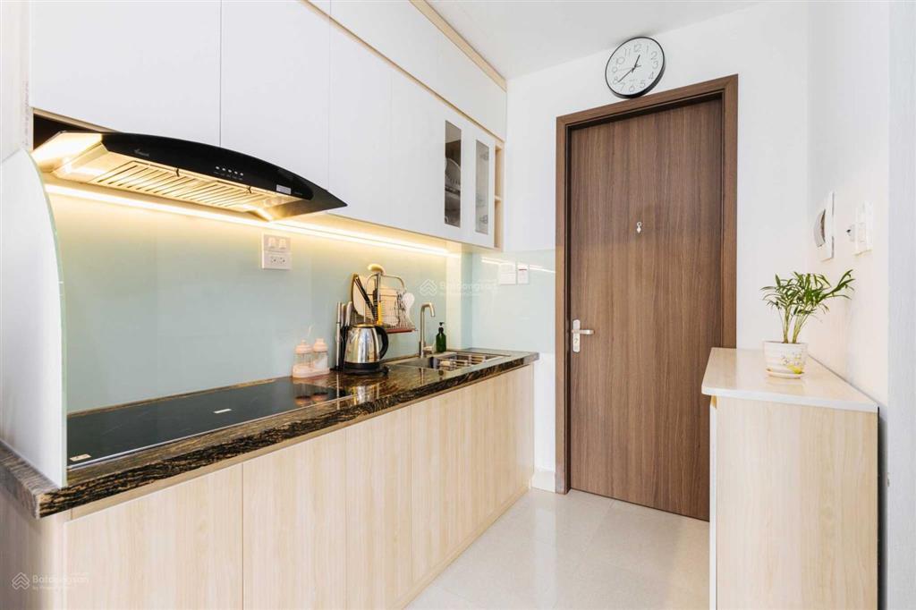 Cho thuê phòng đầy đủ nội thất, ban công rộng view thoáng 1p tới hồ