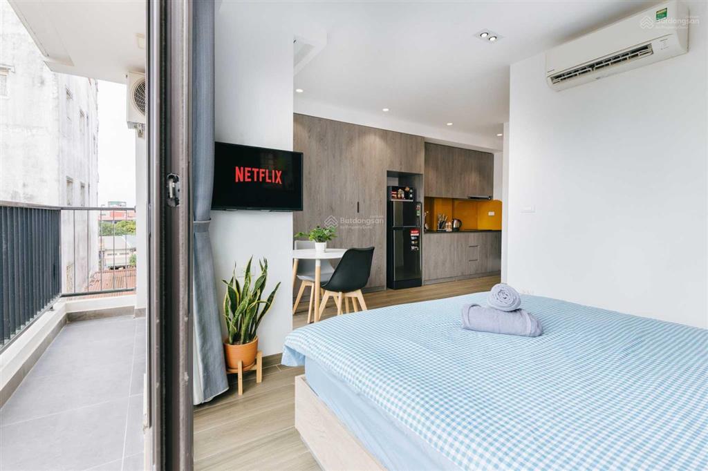 Cho thuê căn hộ tây hồ, tầng cao view thoáng 1 phút đi bộ tới hồ, gần phố đi bộ