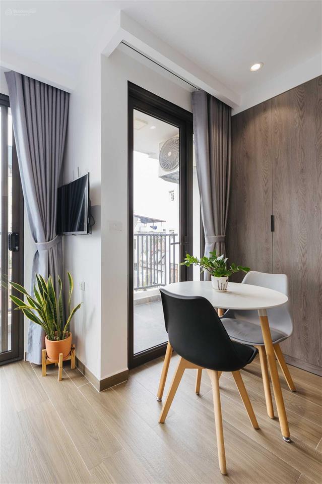 Cho thuê căn hộ tây hồ, tầng cao view thoáng 1 phút đi bộ tới hồ, gần phố đi bộ