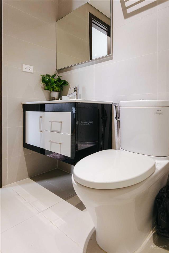 Cho thuê căn hộ tây hồ, tầng cao view thoáng 1 phút đi bộ tới hồ, gần phố đi bộ