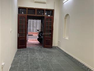Chính chủ cho thuê văn phòng tầng 1 40m2 mặt đường to đô thị định công (0393 410 ***)