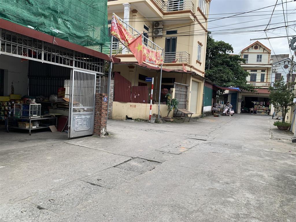 Cho thuê nhà cấp 4, gần ocp1 gia lâm dtich 100m2, mặt ngõ oto thông, sân để 2oto, giá mềm