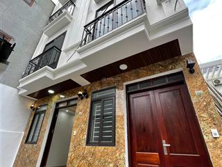 Chỉ nhỉnh 4 tỷ sở hữu ngôi nhà 5t, đẹp long lanh, kim chung, gần trg c1, c2, chợ, có nơi gửi xe ôtô