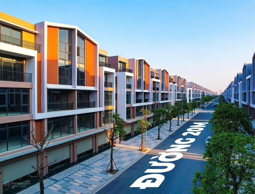 Sốc  nhà vinhomes 100m2 sổ đỏ 5 tầng hai mặt tiền đường 25m, hè 10m mà giá chỉ nhỉnh 15tỷ