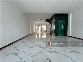Văn phòng tầng trệt 6 x 20m, giá tốt 13 triệu,đường lớn 25m,máy lạnh, hầm xe miễn phí.