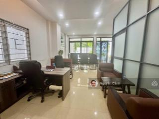 Bàn giao ngay văn phòng full nội thất,dt 5 x 21m hầm xe free, giá siêu tốt 10 triệu.