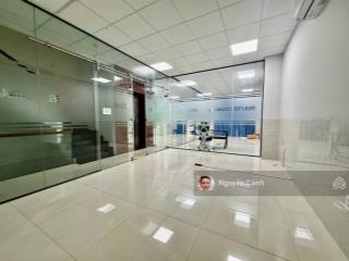 Văn phòng tầng trệt siêu đẹp,ngăn sẵn vách kính 3 phòng,view công viên,hầm xe free.
