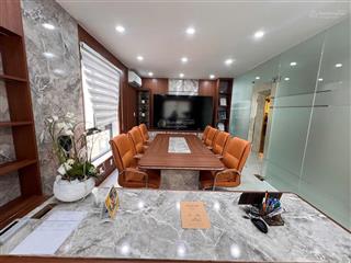 Văn phòng căn góc dt 220m,ngăn sẵn vách kính 3 phòng,vị trí siêu đẹp giá đã bao gồm vat