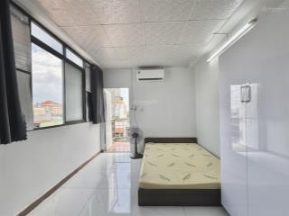 Cho thuê căn phòng 35m2, ban công, mặt tiền quận 1, gần bùi viện, chợ bến thành