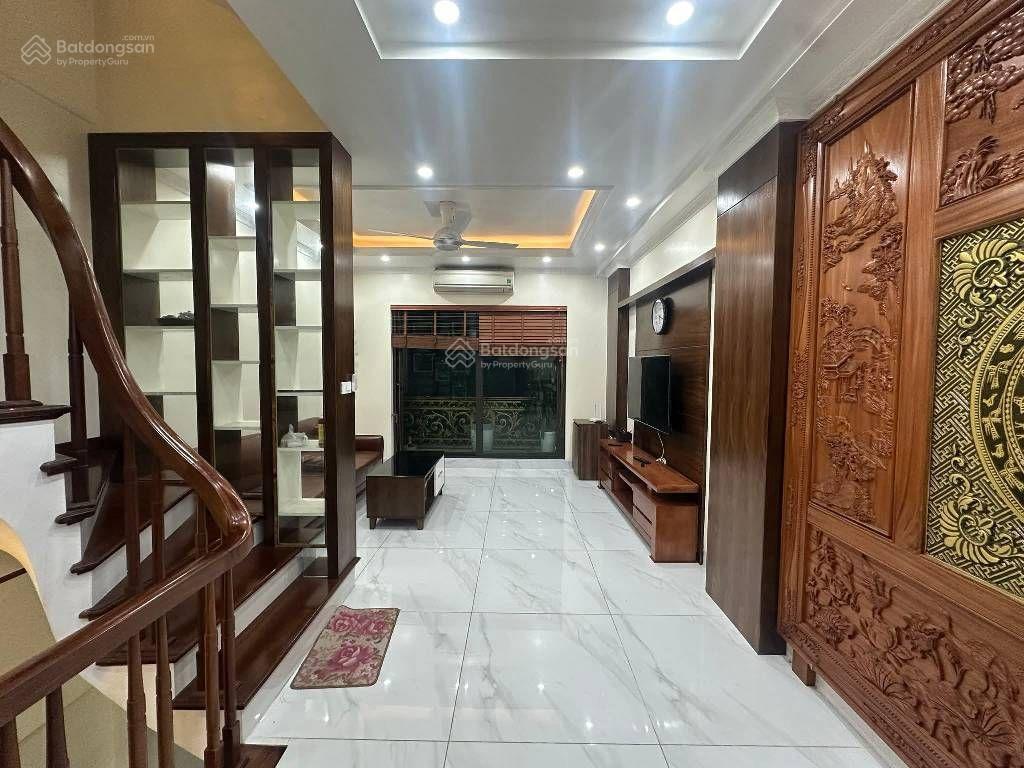 Trung tâm cầu giấy phân lô ngõ thông ô tô đỗ cửa siêu tiện ích nội thất gỗ lim xịn sò