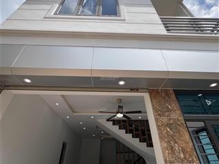 Diện tích rộng 56m2 dân xây 4 tầng ( trong đê song phương ) đúng 350m ra đại lộ tl.