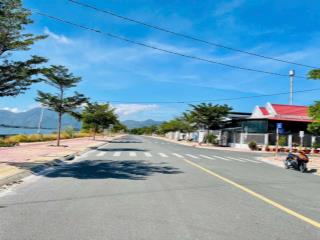 Bán đất có sẵn 2 nhà cấp 4 đối diện công viên, sát đầm thuỷ triều