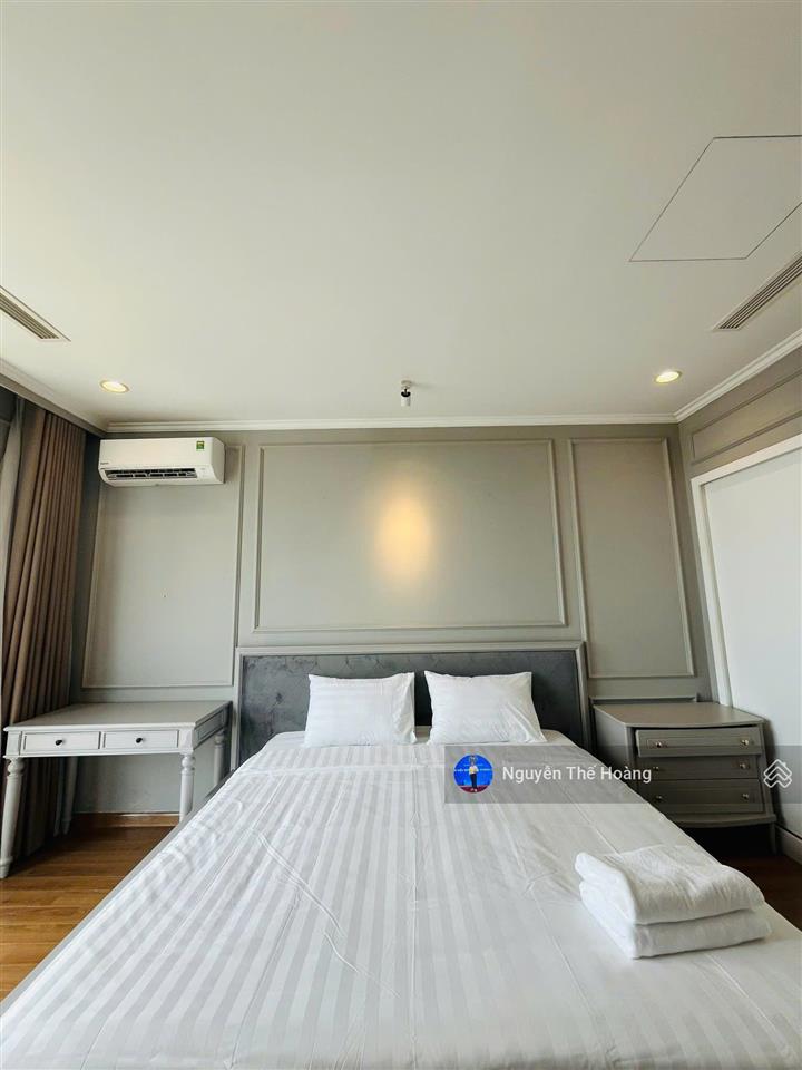 Gia đình bán căn 3n tòa time tower. tầng trung bc mát mẻ, full nội thất, có sổ đỏ phù hợp ở lâu dài