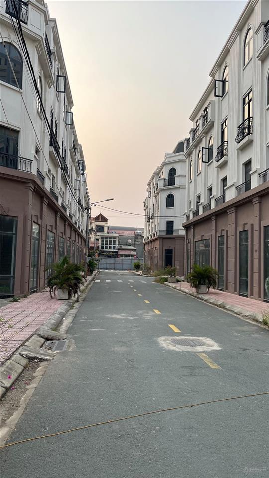 Liền kề 91m2, mặt tiền 8m xây 5 tầng, đường trước cửa 20m, sổ đỏ, giá 14,5tỉ sơn đồng center hà nội