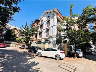 Biệt thự hoàng quốc việt, cầu giấy, lô góc  2 mặt tiền  vỉa hè  3 ô tô tránh nhau  150m2, 50 tỷ