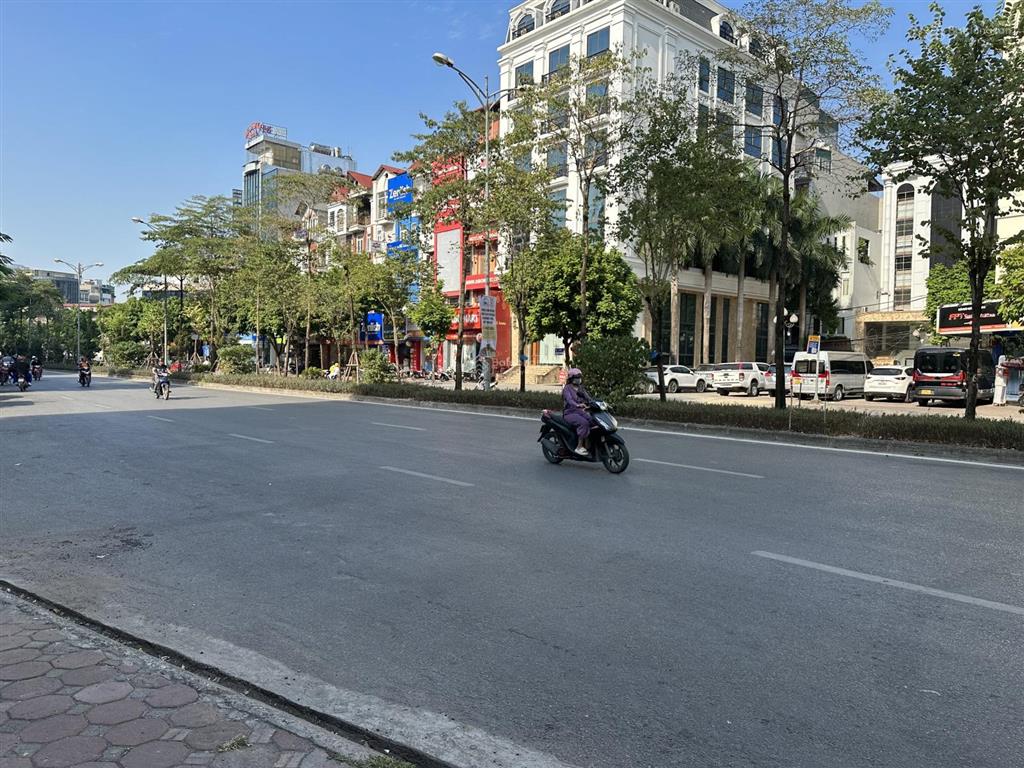 Chỉ 42 tỷ nhà hiếm mặt phố nguyễn hoàng 85m2 7t mt 5 thông sàn thang, vỉa hè đá bóng. 8 làn xe chạy