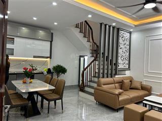 Bán nhà võ chí công, sát phố, vf3 đỗ cửa, 4 phòng ngủ, 40m2, 9.75 tỷ.