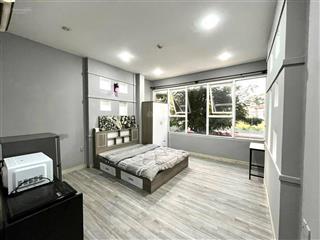 Phòng cửa sổ trời mặt tiền đường gần đh kinh tế