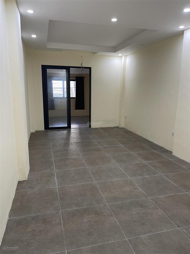 Cho thuê nhà mặt tiền phố đội cấn, 2 tầng, thuận tiện buôn bán