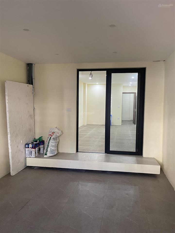 Cho thuê nhà mặt tiền phố đội cấn, 2 tầng, thuận tiện buôn bán