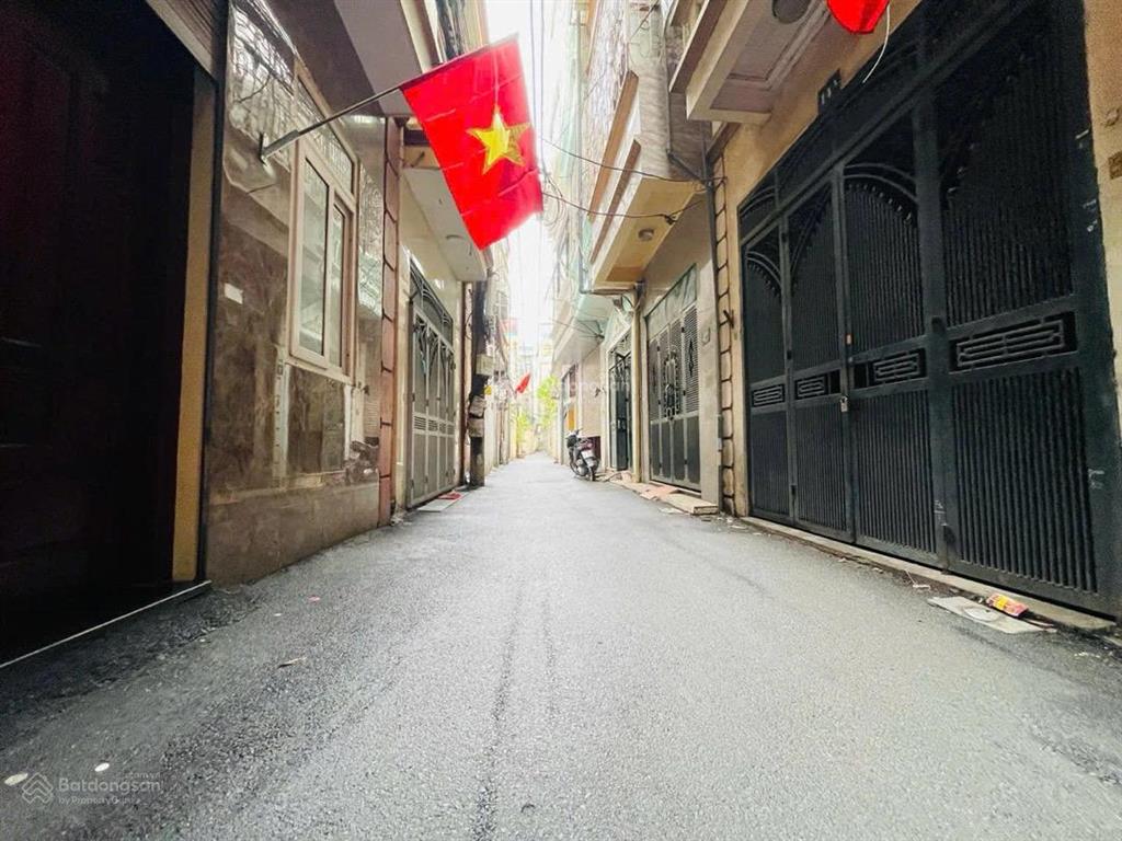 Bán nhà cầu đơ ngay sân bóng ô tô đỗ cửa nhà dân xây giá đầu tư 28m2, giá nhỉnh 6 tỷ