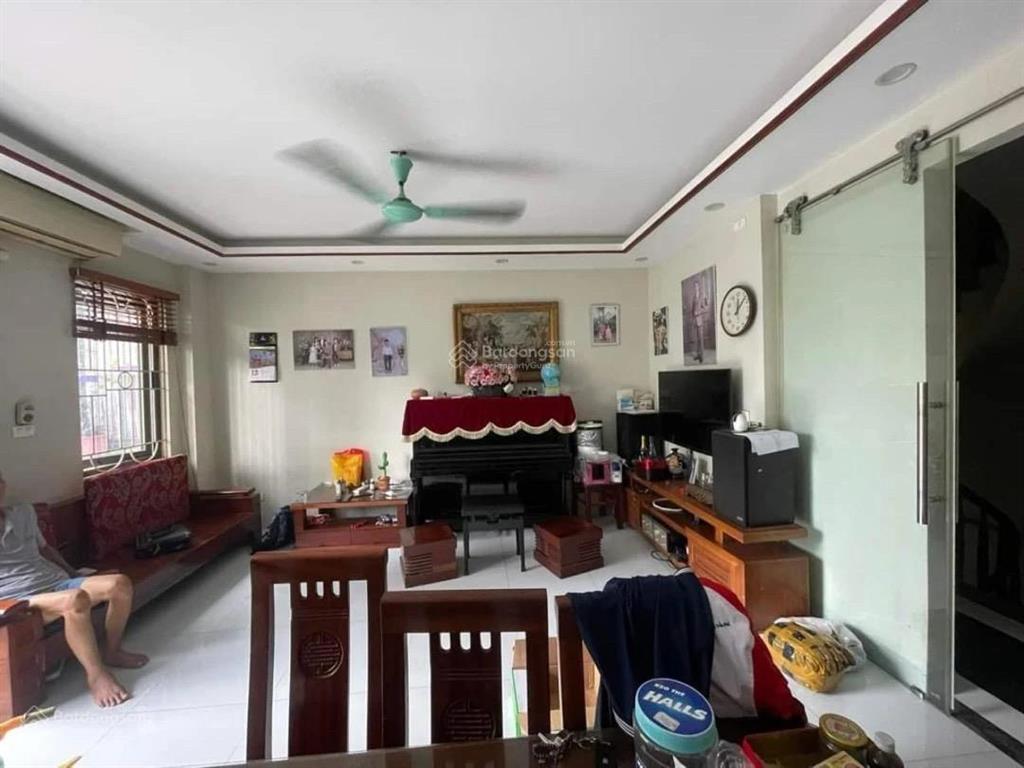 Bán nhà cầu đơ ngay sân bóng ô tô đỗ cửa nhà dân xây giá đầu tư 28m2, giá nhỉnh 6 tỷ