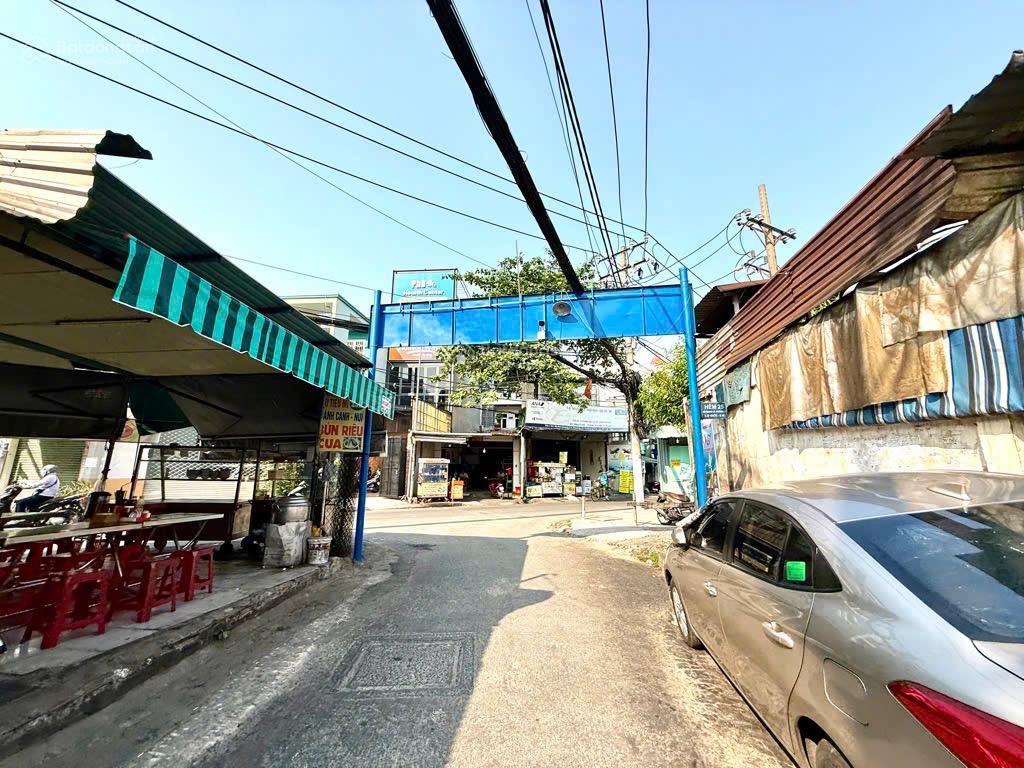 Siêu phẩm ngay emart 2 bán đất tặng dãy trọ 8x21m, dt 20tr/th  giá chỉ 10 tỷ tl  hẻm oto ngủ