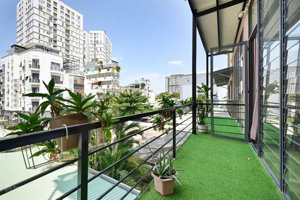 Thảo điền chdv mới  ban công full nội thất  giờ giấc tự do