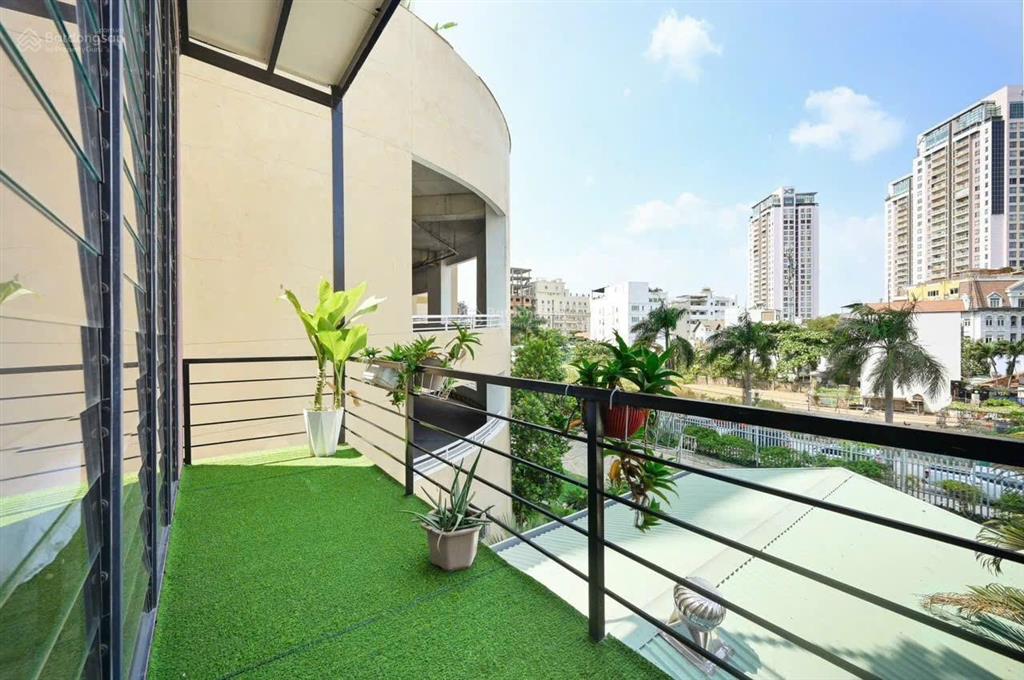 Thảo điền chdv mới  ban công full nội thất  giờ giấc tự do