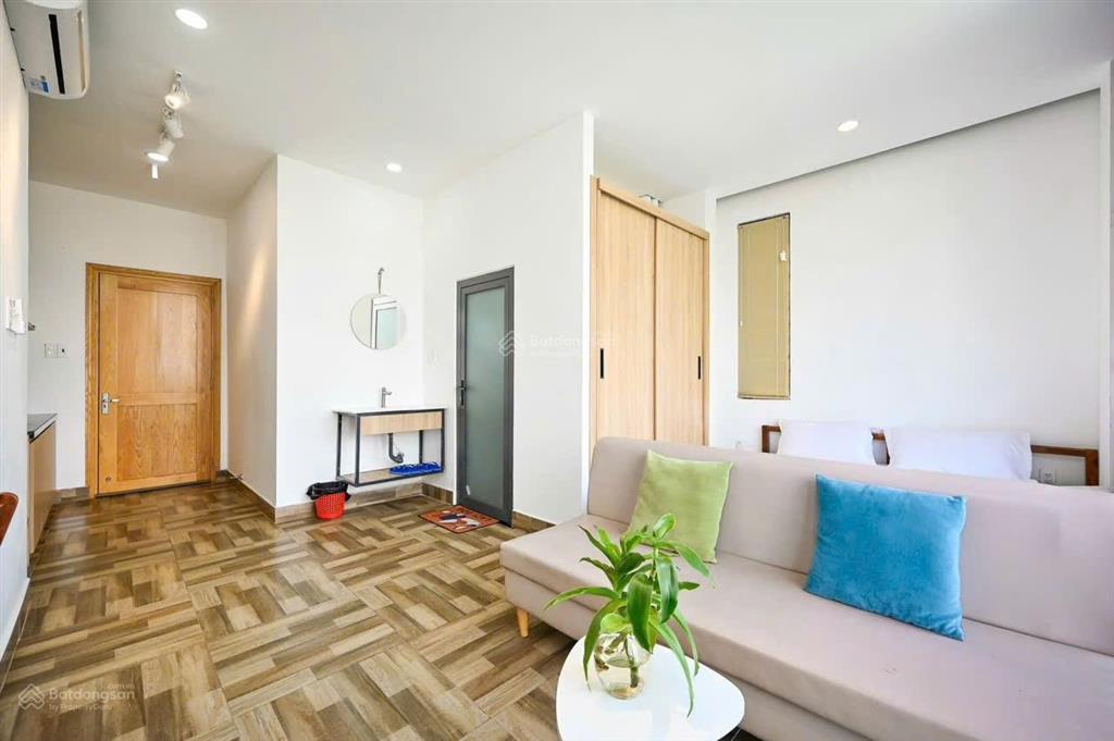 Thảo điền chdv mới  ban công full nội thất  giờ giấc tự do