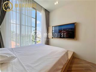Đầu tháng trống lại căn hộ studio với ban công cạnh giường ngủ siêu xinh, tone gỗ sang trọng