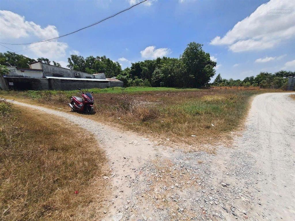 Đất 2 mặt tiền đường nhánh ôtô 1 sẹt cách phạm thái bường 30m, chợ hòa bình 100m. diện tích 1525m2