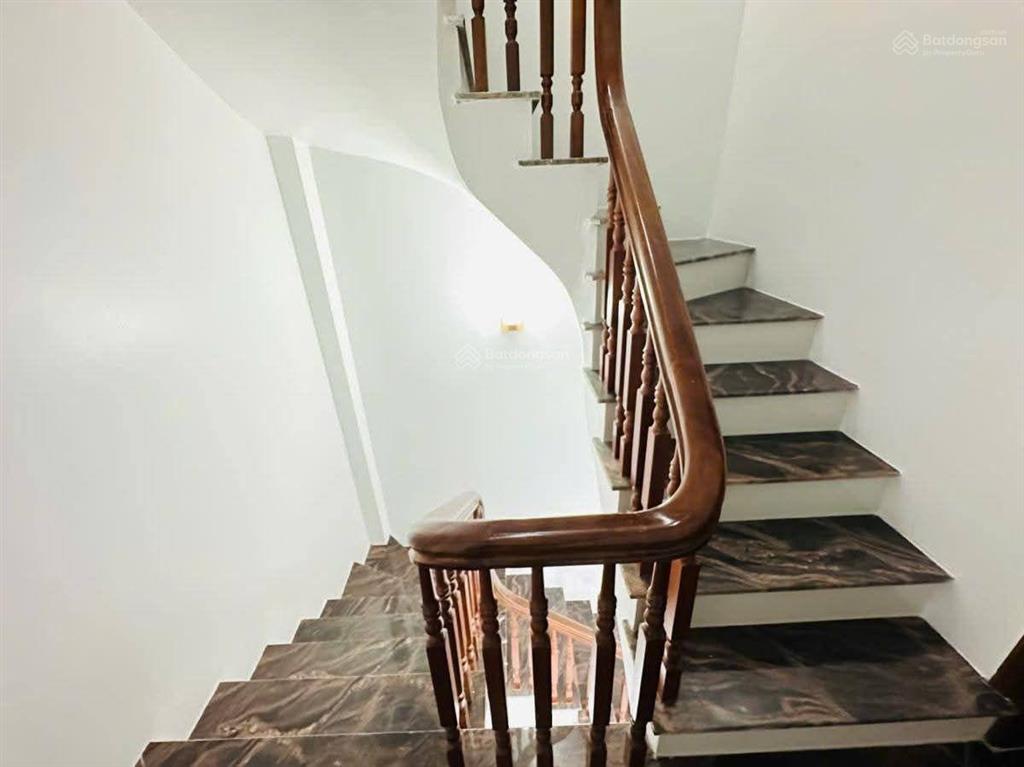 Giá sốc! cầu giấy, ngõ ô tô tránh, dân xây chắc chắn 70m ôtô ra phố, thoáng, sân xe, 37m2*5t