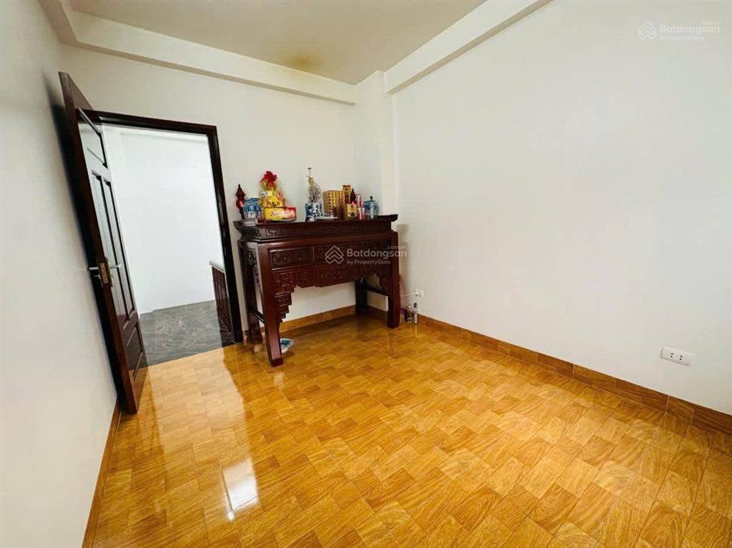 Giá sốc! cầu giấy, ngõ ô tô tránh, dân xây chắc chắn 70m ôtô ra phố, thoáng, sân xe, 37m2*5t