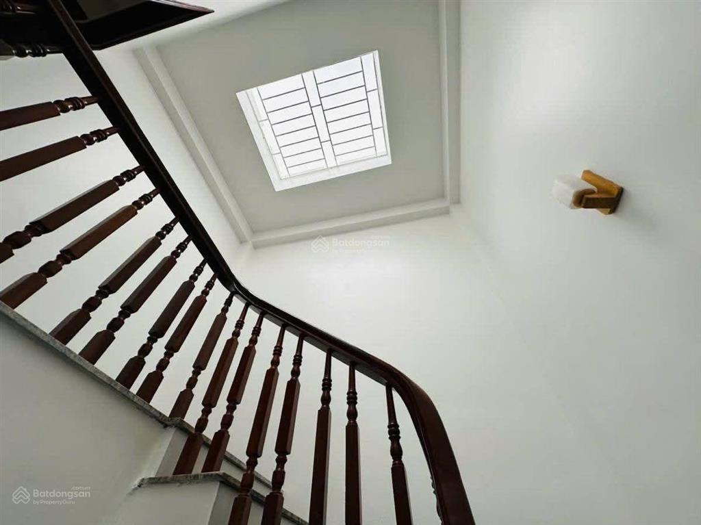 Giá sốc! cầu giấy, ngõ ô tô tránh, dân xây chắc chắn 70m ôtô ra phố, thoáng, sân xe, 37m2*5t