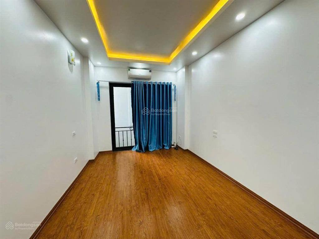 Giá sốc! cầu giấy, ngõ ô tô tránh, dân xây chắc chắn 70m ôtô ra phố, thoáng, sân xe, 37m2*5t