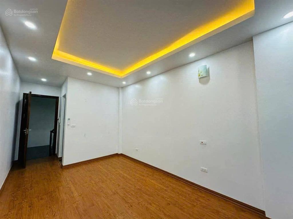 Giá sốc! cầu giấy, ngõ ô tô tránh, dân xây chắc chắn 70m ôtô ra phố, thoáng, sân xe, 37m2*5t