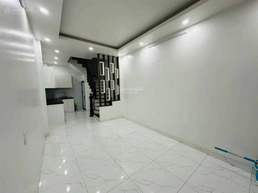 Giá sốc! cầu giấy, ngõ ô tô tránh, dân xây chắc chắn 70m ôtô ra phố, thoáng, sân xe, 37m2*5t