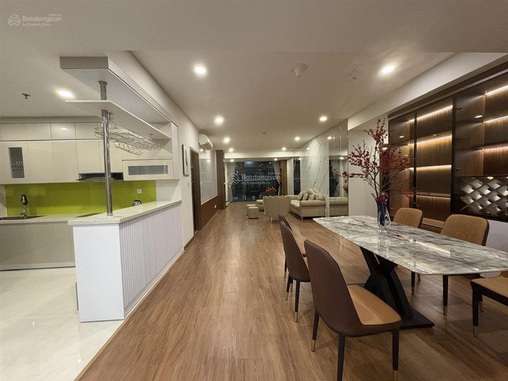 Tôi cần bán căn hộ chung cư 26 liễu giai, 93m2, 3n, tầng trung, căn góc, view thoáng.  0916 439 ***