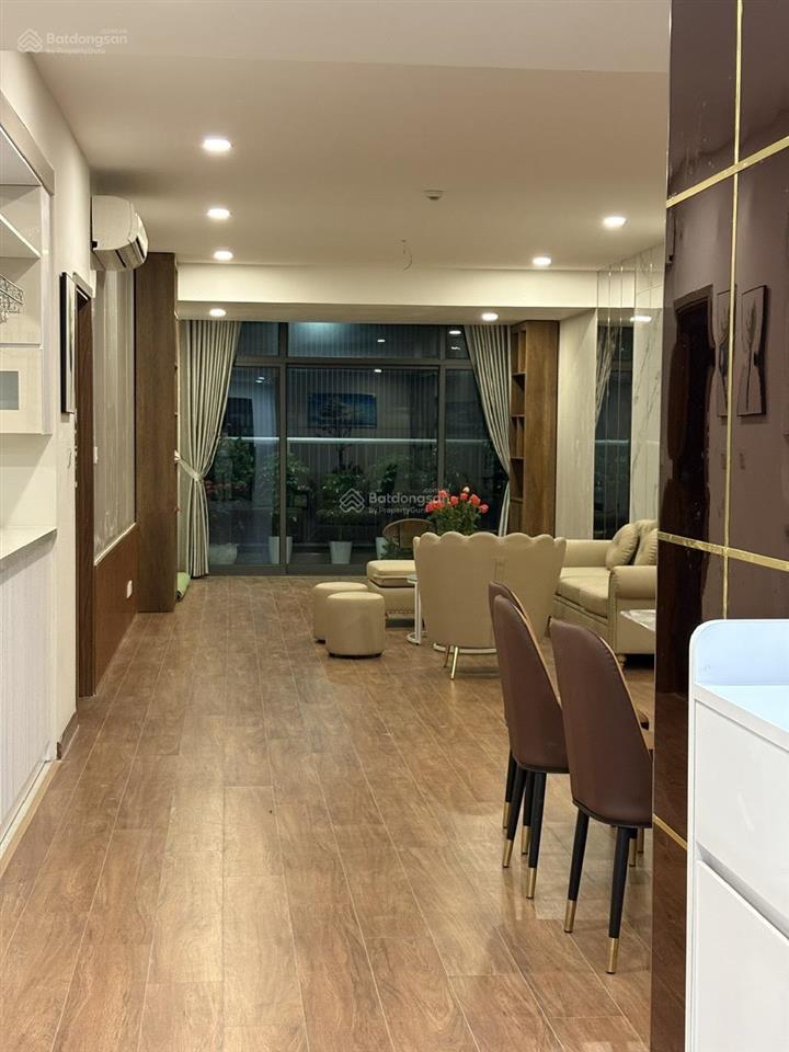 Tôi cần bán căn hộ chung cư 26 liễu giai, 93m2, 3n, tầng trung, căn góc, view thoáng.  0916 439 ***