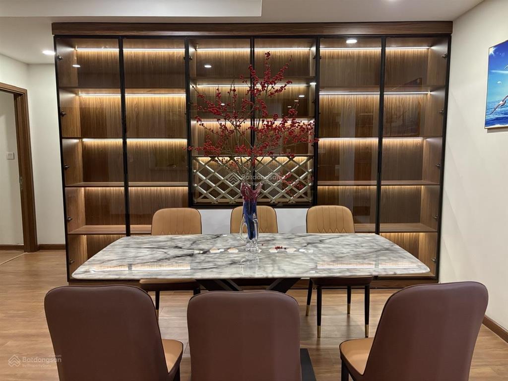 Tôi cần bán căn hộ chung cư 26 liễu giai, 93m2, 3n, tầng trung, căn góc, view thoáng.  0916 439 ***