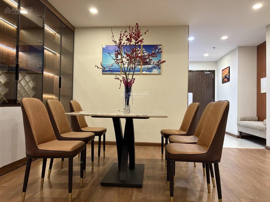 Tôi cần bán căn hộ chung cư 26 liễu giai, 93m2, 3n, tầng trung, căn góc, view thoáng.  0916 439 ***