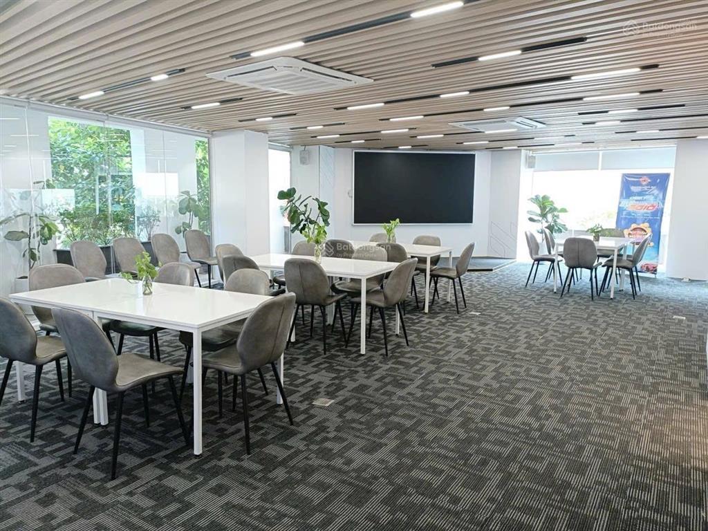 Cho thuê văn phòng tại quận hoàn kiếm 150m có cắt nhỏ giá cực hời