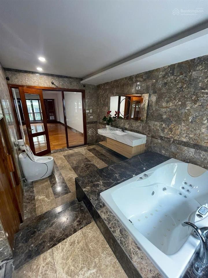 Mạc thái tổ 66m ,7 tầng thang máy,mt 5m.đường rộng 10m,vỉa hè rộng,kinh doanh,văn phòng. giá 30 tỷ.