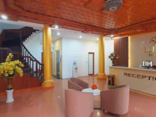 Bán nhà tây hồ dt 220m2 sẵn 5 tầng  rộng 10m  ô tô 16c vào nhà  phố víp trích sài  ba bước châ