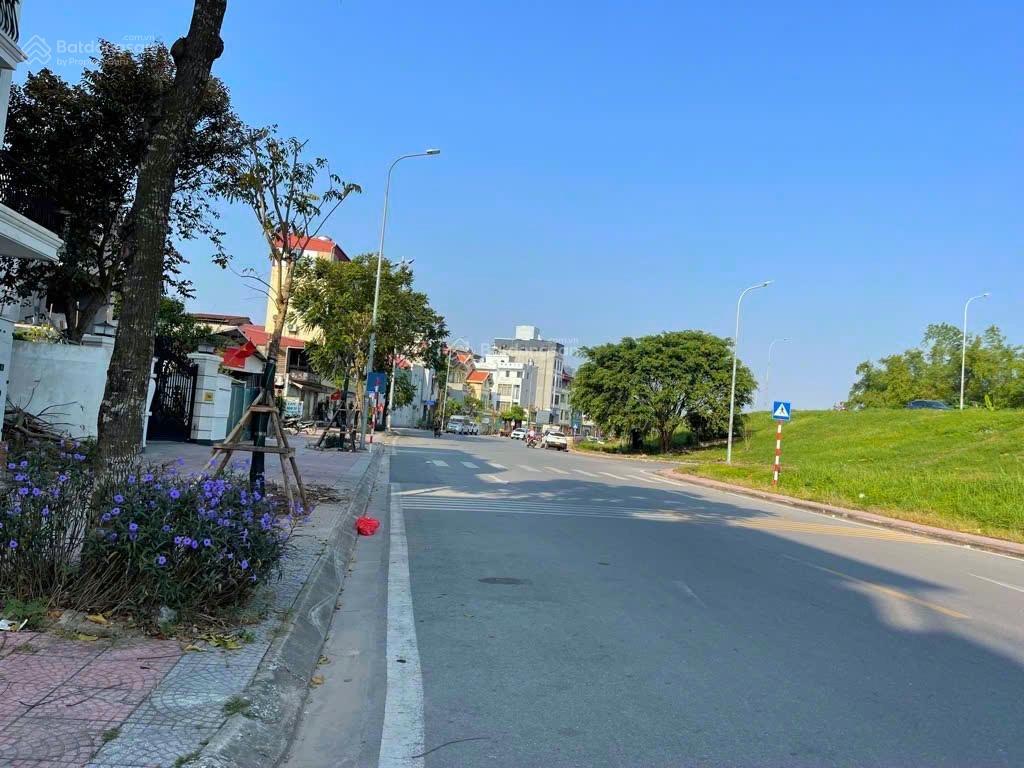 Biệt thự thượng thanh 75m2, 4tầng, mt 6.7m, chào 12.5 tỷ, ô tô thông tránh