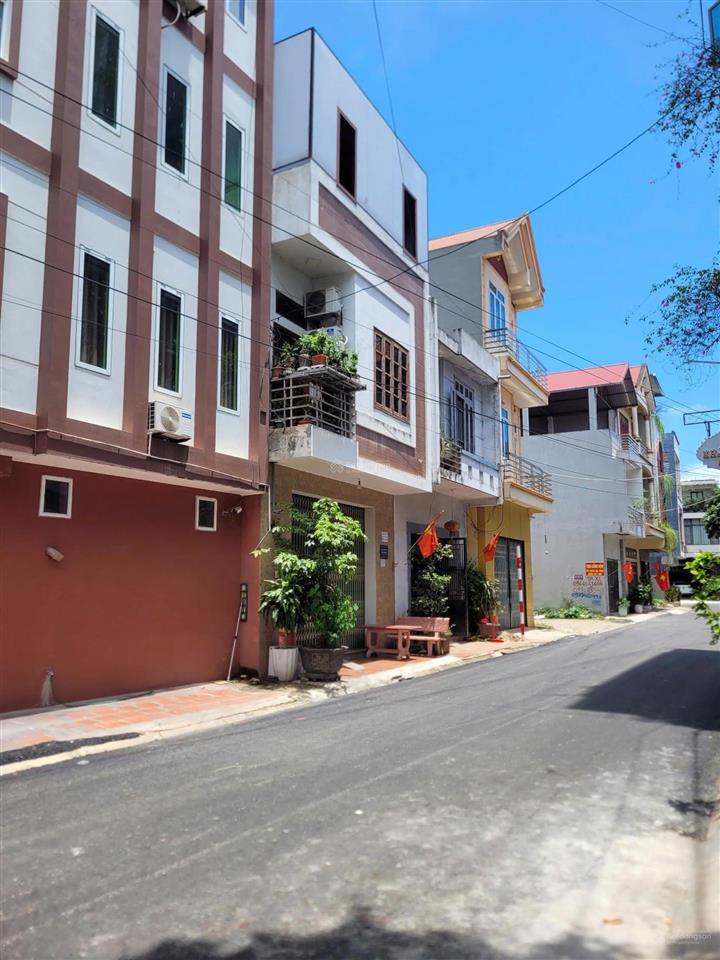 3t  79m2  mặt tiền 5m  khu (lô tây) phân lô cán bộ. vỉa hè 1,5m đường 8m. gara 7 chỗ. sổ cất két