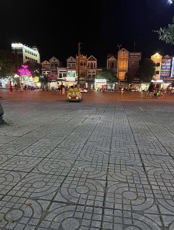 Nhờ 500ace môi giới bán giúp. chính chủ bán nhà 3tầng 80m2 sổ cất két. phân lô cán bộ oto vào nhà