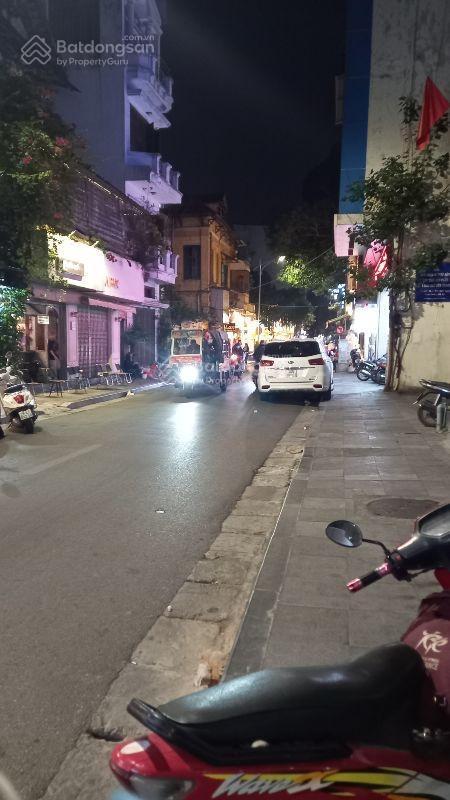 Bán tòa nhà mặt phố vip hoàn kiếm. diện tích 250m2  9 tầng dòng tiền 700 triệu/tháng